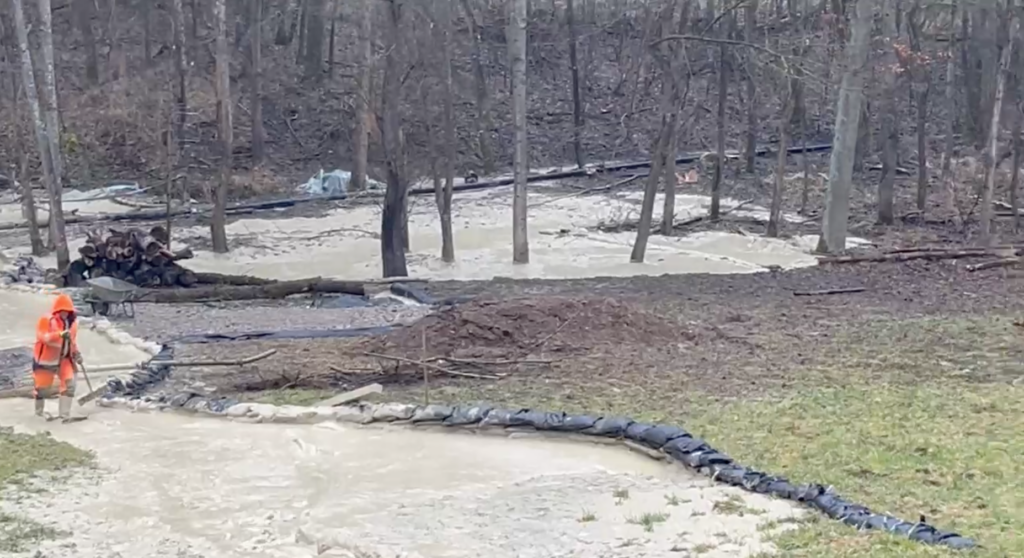 Rödelsteingraben Ausbläser nach Spülbohrung. Bohrflüssigkeit tritt aus und läuft Richtung Entwässerungsgraben.