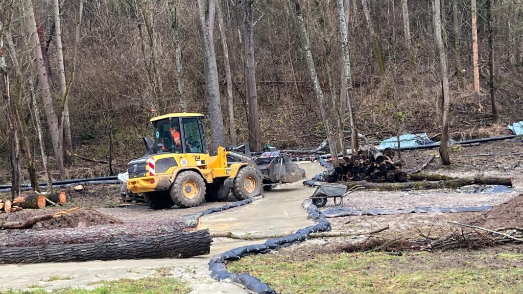 Rödelsteingraben. Ausbläser von Spülbohrung. Bohrflüssigkeit läuft in den Entwässerungsgraben. Es wurden Sandsäcke ausgelegt, um die Bohrflüssigkeit zu stoppen