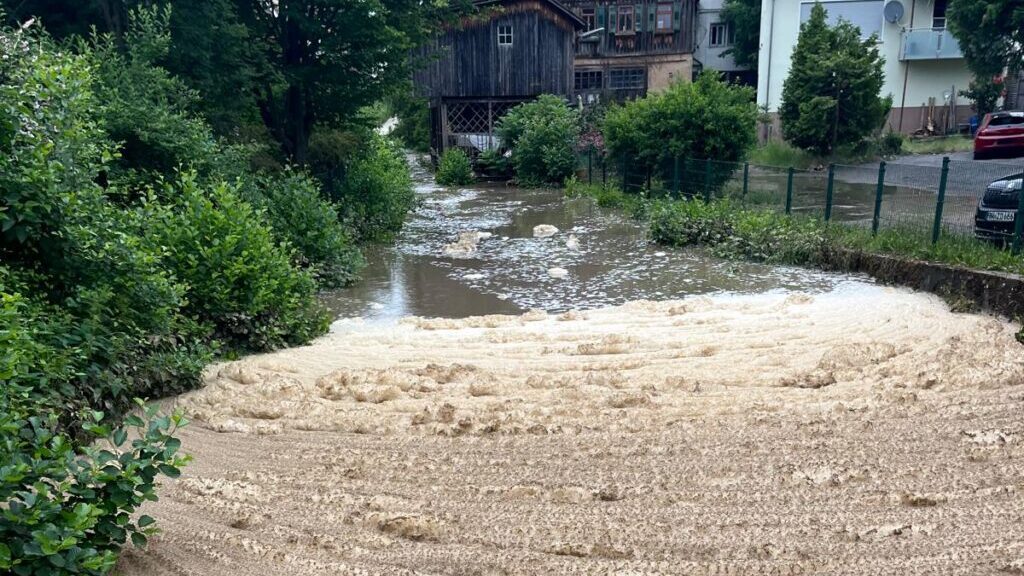 Die Kessach in Widdern, bevor sie in die Jagst mündet. Bohrflüssigkeits-Rückstände im Wasser
